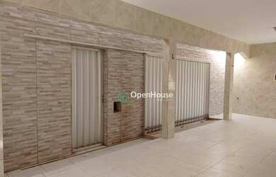 Imagem: A casa possui 3 Dormitórios, 1 Banheiro, 2 Vagas na garagem