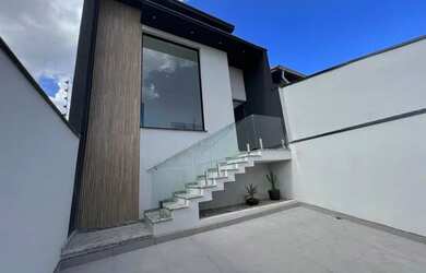 Imagem: A casa possui 3 Dormitórios, 3 Banheiros, 2 Vagas na garagem