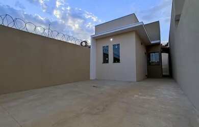 Imagem: A casa possui 3 Dormitórios, 2 Banheiros, 2 Vagas na garagem