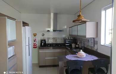 Imagem: A casa possui 3 Dormitórios, 2 Banheiros, 5 Vagas na garagem