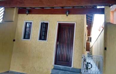 Imagem: A casa possui 2 Dormitórios, 1 Banheiro, 2 Vagas na garagem