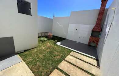 Imagem: A casa possui 3 Dormitórios, 1 Banheiro, 3 Vagas na garagem