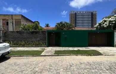 Imagem: A casa possui 3 Dormitórios, 3 Banheiros, 4 Vagas na garagem