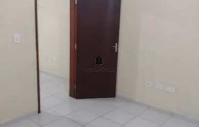 Imagem: A casa possui 1 Dormitório, 1 Banheiro, 1 Vaga na garagem