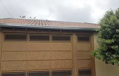 Imagem: A casa possui 2 Dormitórios, 1 Banheiro, 3 Vagas na garagem