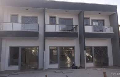 Imagem: A casa possui 2 Dormitórios, 3 Banheiros, 2 Vagas na garagem