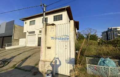 Imagem: A casa possui 3 Dormitórios, 1 Banheiro, 1 Vaga na garagem