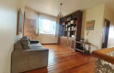 Imagem: A casa possui 4 Dormitórios, 5 Banheiros, 3 Vagas na garagem