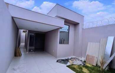 Imagem: A casa possui 3 Dormitórios, 1 Banheiro, 2 Vagas na garagem