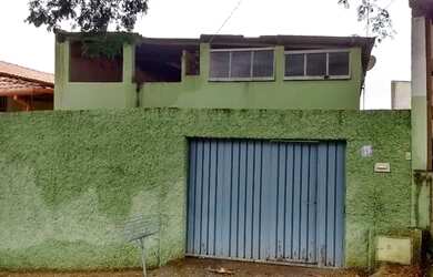 Imagem: A casa possui 3 Dormitórios, 2 Banheiros, 1 Vaga na garagem