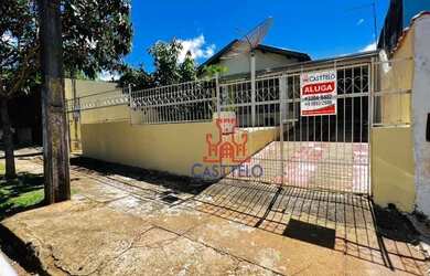 Imagem: A casa possui 3 Dormitórios, 1 Banheiro, 2 Vagas na garagem