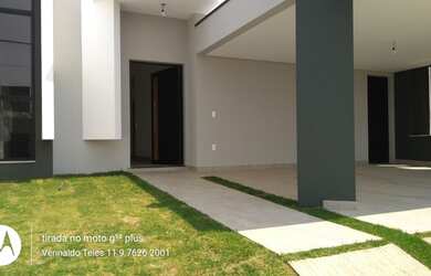 Imagem: A casa possui 3 Dormitórios, 3 Banheiros, 2 Vagas na garagem