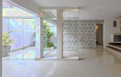 Imagem: A casa possui 5 Dormitórios, 4 Banheiros, 2 Vagas na garagem