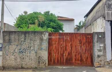 Imagem: A casa possui 4 Dormitórios, 4 Banheiros, 5 Vagas na garagem