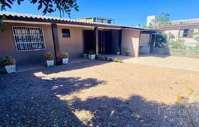 Imagem: A casa possui 5 Dormitórios, 2 Banheiros, 2 Vagas na garagem