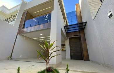 Imagem: A casa possui 3 Dormitórios, 4 Banheiros, 3 Vagas na garagem