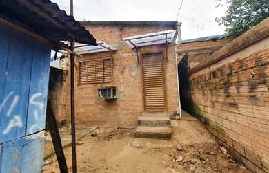 Imagem: A casa possui 2 Dormitórios, 1 Banheiro, 1 Vaga na garagem