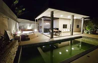 Imagem: A casa em condomínio possui 5 Dormitórios, 5 Banheiros, 4