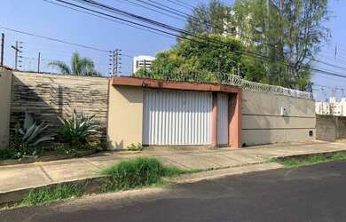 Imagem: A casa possui 3 Dormitórios, 2 Banheiros, 3 Vagas na garagem