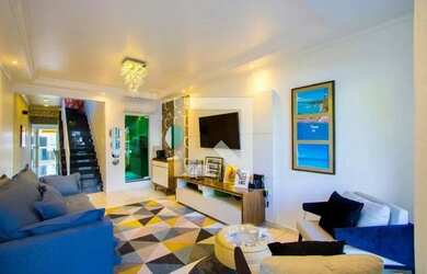 Imagem: A casa possui 3 Dormitórios, 4 Banheiros, 3 Vagas na garagem