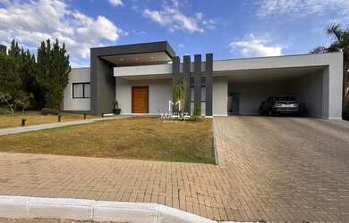 Imagem: A casa possui 3 Dormitórios, 4 Banheiros, 4 Vagas na garagem