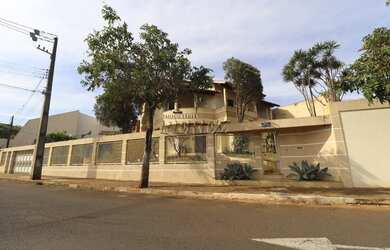 Imagem: A casa possui 5 Dormitórios, 5 Banheiros, 3 Vagas na garagem