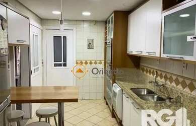 Imagem: A casa possui 4 Dormitórios, 5 Banheiros, 3 Vagas na garagem