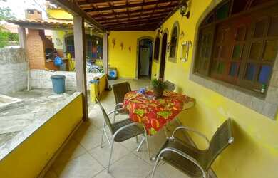 Imagem: A casa possui 2 Dormitórios, Acomodam 4 pessoas e está localizado