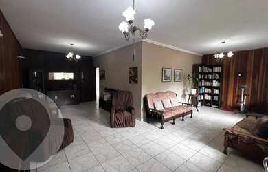 Imagem: A casa possui 3 Dormitórios, 4 Banheiros, 2 Vagas na garagem