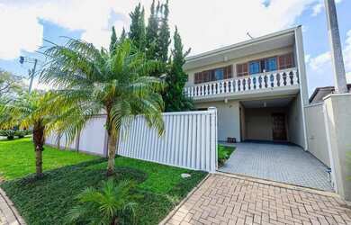 Imagem: A casa possui 3 Dormitórios, 3 Banheiros, 2 Vagas na garagem