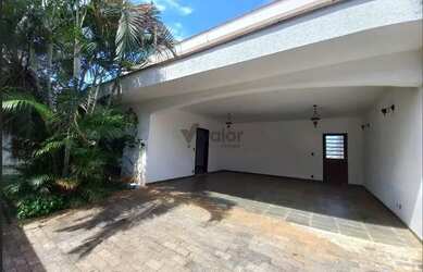 Imagem: A casa possui 3 Dormitórios, 5 Banheiros, 4 Vagas na garagem