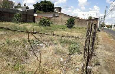 Imagem: O terreno possui 600m² de Área e está localizado em Santa
