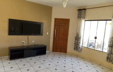 Imagem: A casa possui 3 Dormitórios, 2 Banheiros, 3 Vagas na garagem