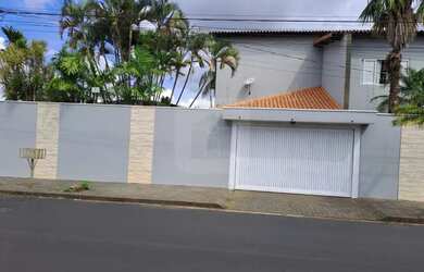 Imagem: A casa possui 4 Dormitórios, 2 Banheiros, 3 Vagas na garagem