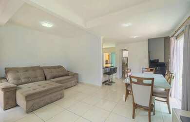 Imagem: A casa possui 3 Dormitórios, 4 Banheiros, 3 Vagas na garagem