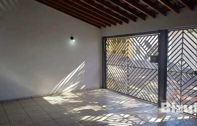 Imagem: A casa possui 2 Dormitórios, 1 Banheiro, 2 Vagas na garagem