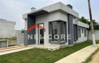 Imagem: A casa possui 3 Dormitórios, 2 Banheiros, 1 Vaga na garagem