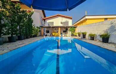 Imagem: A casa possui 3 Dormitórios, 3 Banheiros, 4 Vagas na garagem