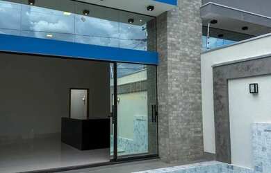 Imagem: A casa possui 3 Dormitórios, 2 Banheiros, 2 Vagas na garagem