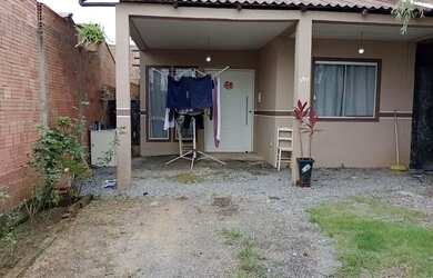 Imagem: A casa possui 2 Dormitórios, 1 Banheiro, 1 Vaga na garagem