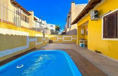 Imagem: A casa possui 2 Dormitórios, 2 Banheiros, 2 Vagas na garagem