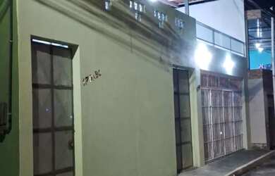 Imagem: A casa possui 3 Dormitórios, 2 Banheiros, 270m² de Área e