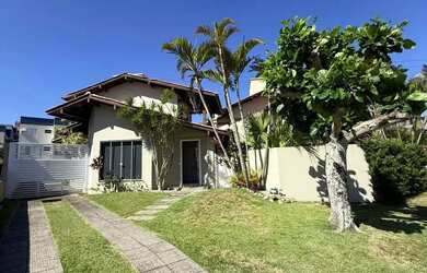 Imagem: A casa em condomínio possui 4 Dormitórios, 3 Banheiros, 3