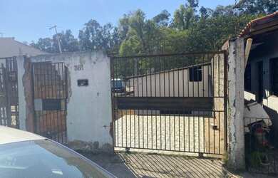 Imagem: A casa possui 2 Dormitórios, 1 Banheiro, 2 Vagas na garagem