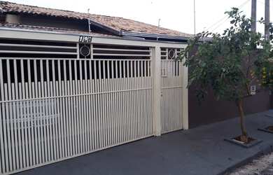 Imagem: A casa à venda possui 3 Dormitórios, 3 Banheiros, 2 Vagas