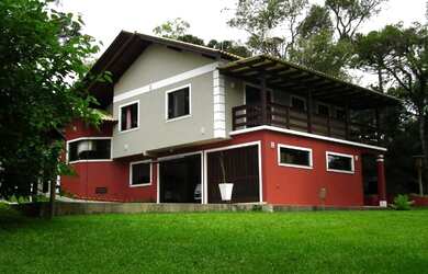 Imagem: A casa possui 5 Dormitórios, 2 Banheiros, 2 Vagas na garagem