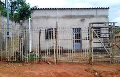 Imagem: A casa possui 2 Dormitórios, 1 Banheiro, 2 Vagas na garagem