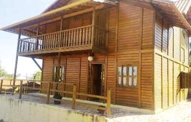 Imagem: A casa possui 4 Dormitórios, 3 Banheiros, 4 Vagas na garagem