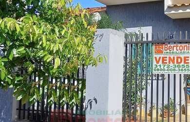 Imagem: A casa possui 2 Dormitórios, 1 Banheiro, 1 Vaga na garagem