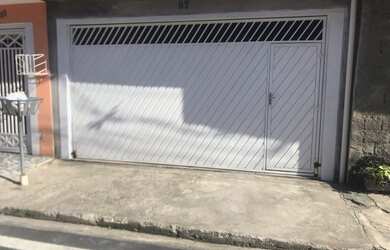 Imagem: A casa possui 2 Dormitórios, 2 Banheiros, 2 Vagas na garagem